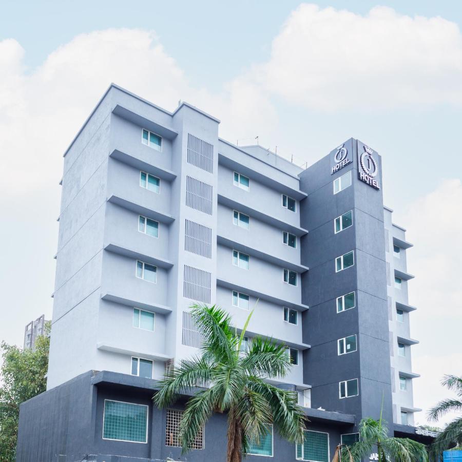 J Hotel And Banquets Мумбаї Екстер'єр фото