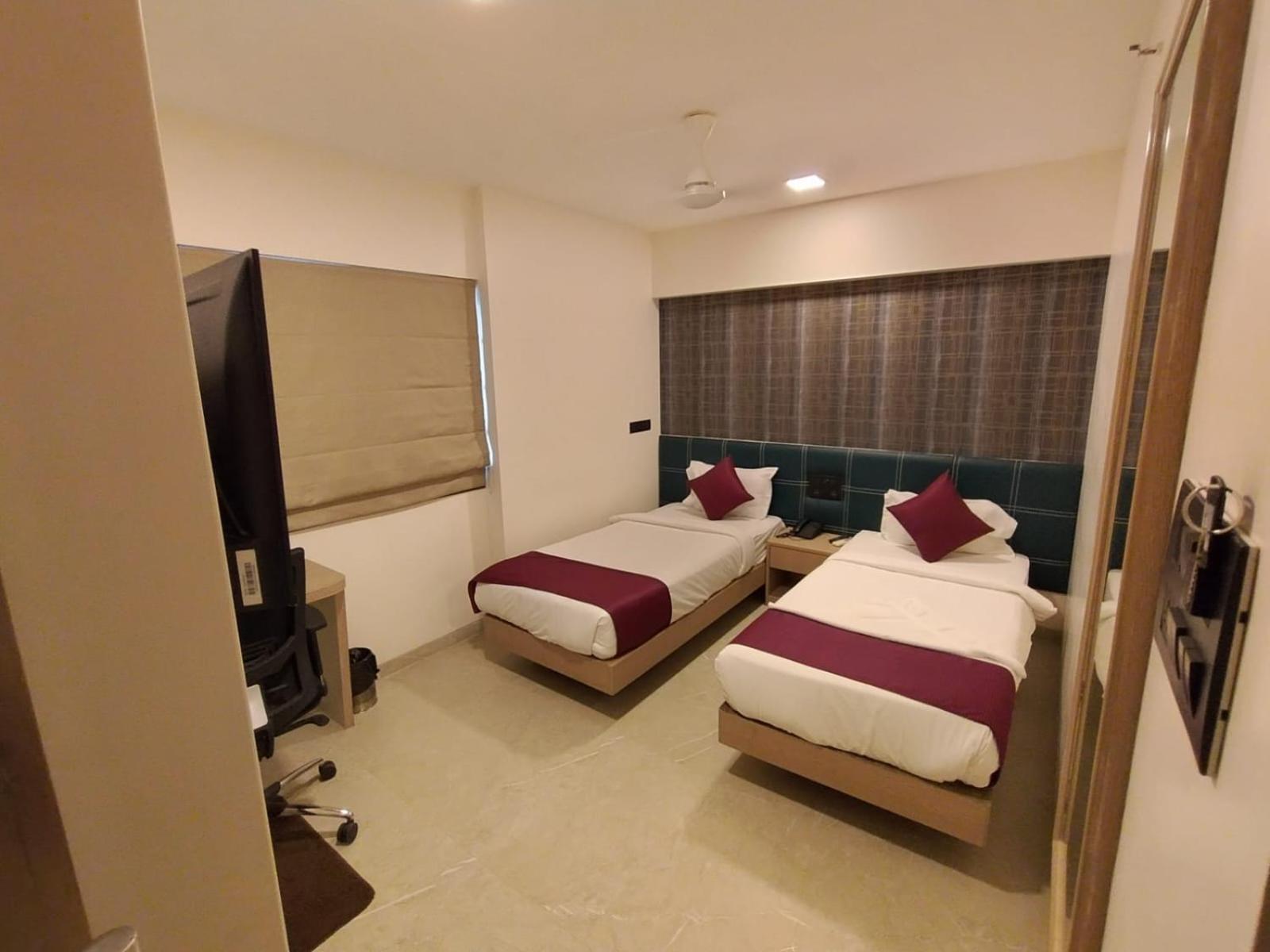 J Hotel And Banquets Мумбаї Екстер'єр фото