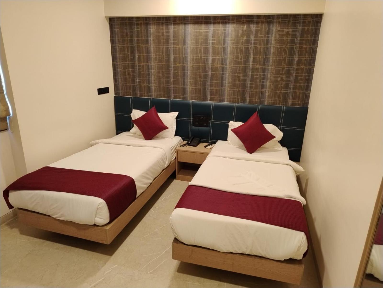 J Hotel And Banquets Мумбаї Екстер'єр фото