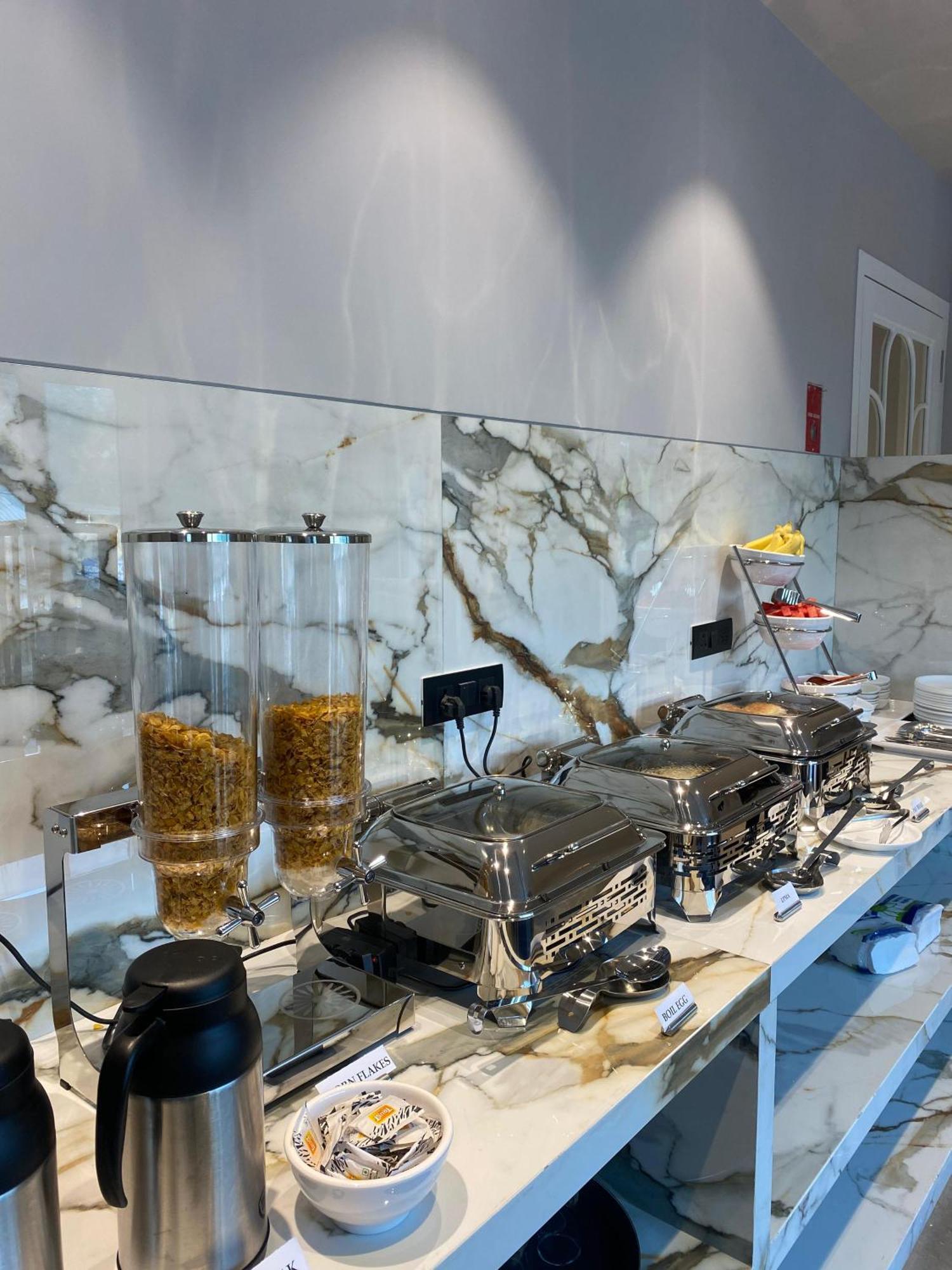 J Hotel And Banquets Мумбаї Екстер'єр фото