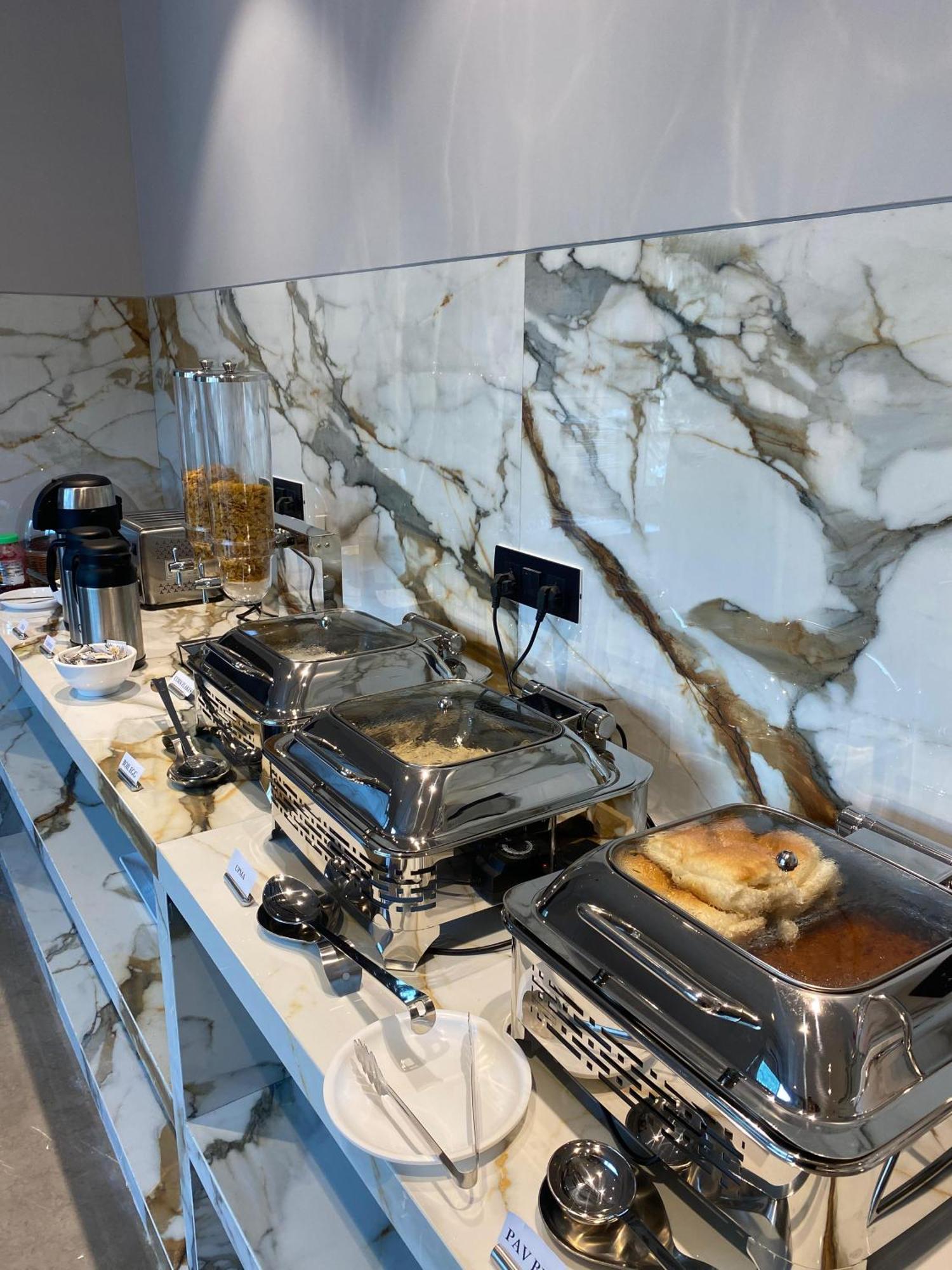J Hotel And Banquets Мумбаї Екстер'єр фото
