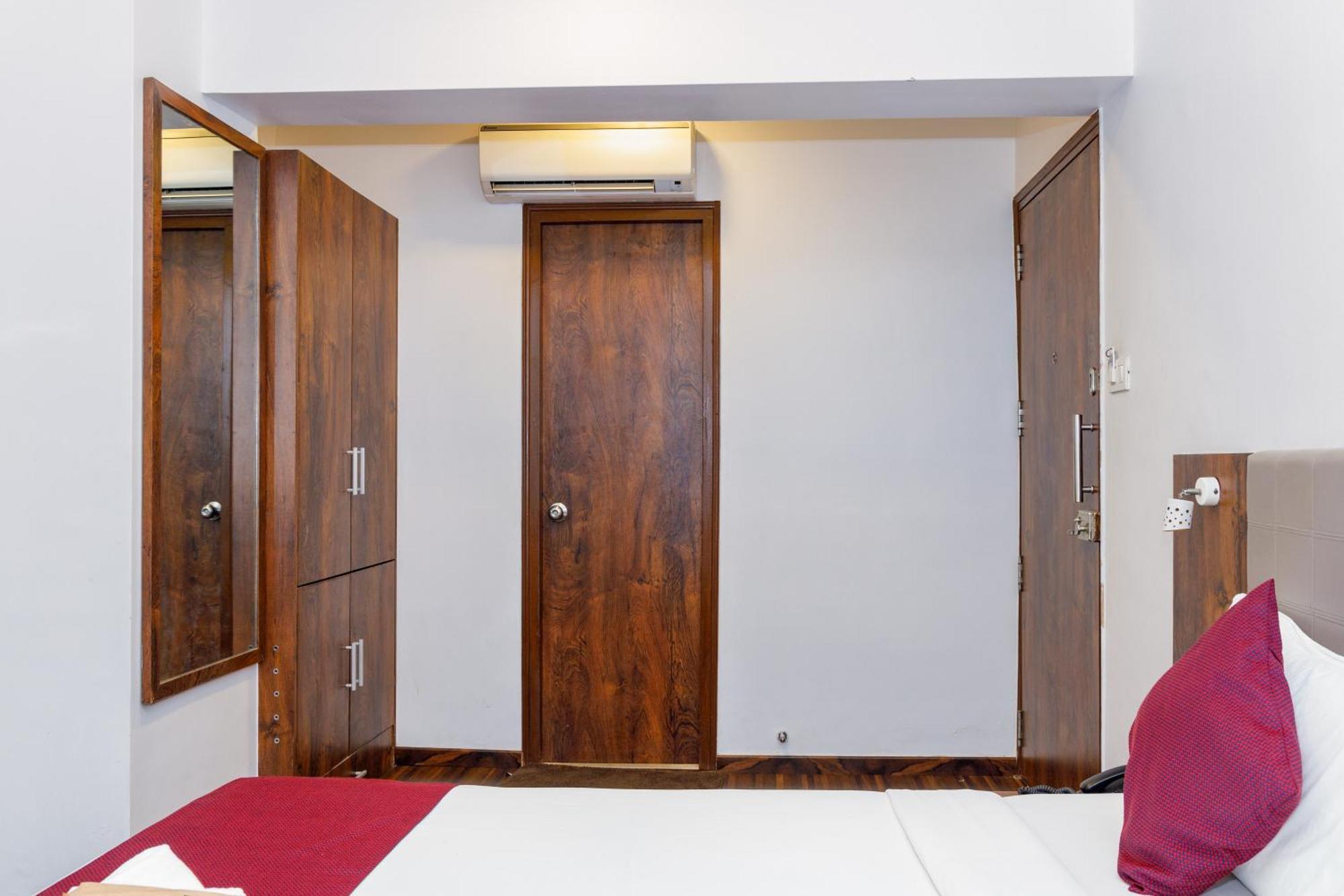 J Hotel And Banquets Мумбаї Екстер'єр фото