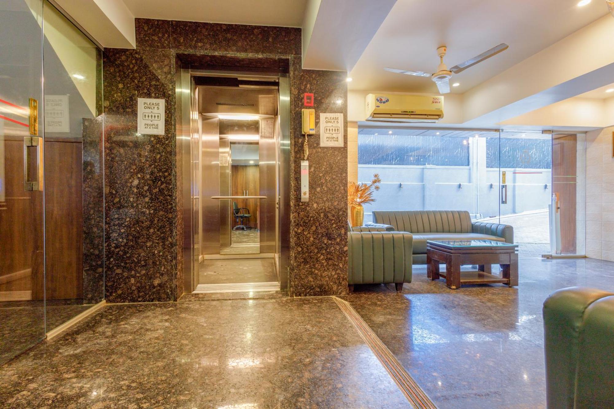 J Hotel And Banquets Мумбаї Екстер'єр фото