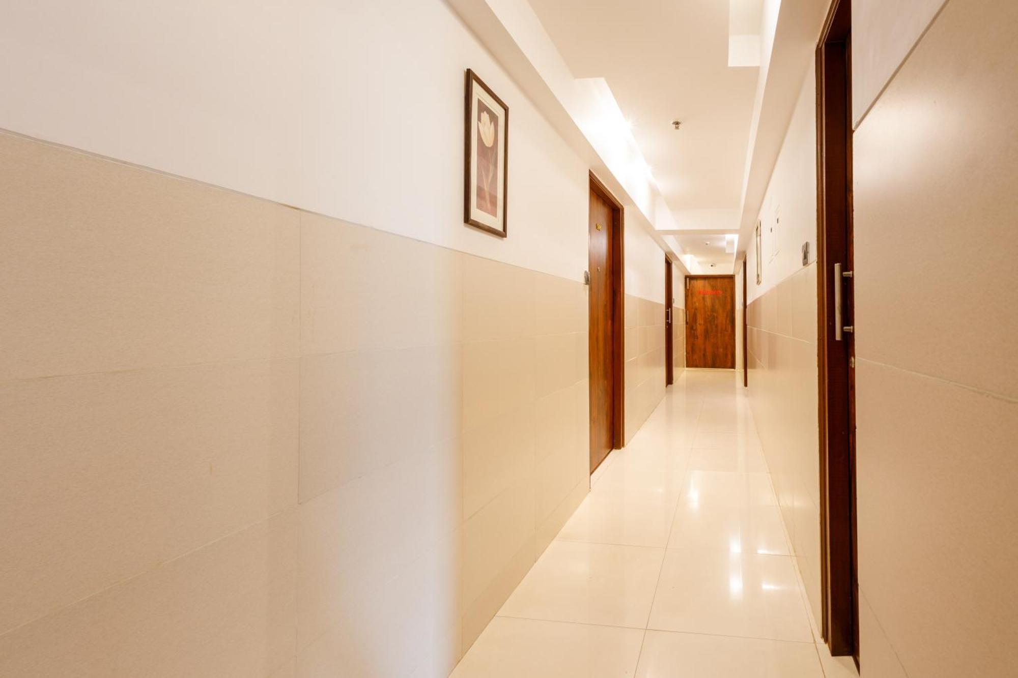 J Hotel And Banquets Мумбаї Екстер'єр фото